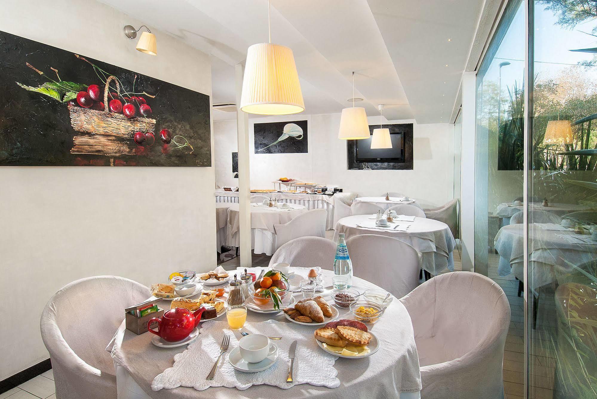 Hotel Mediterraneo Pesaro Exterior photo